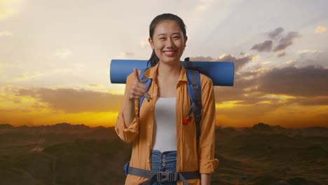해가 지는 산에서 산책하는 행복한 여자