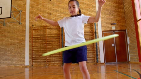 escolar jugando con un anillo en el gimnasio de la escuela en la escuela primaria 4k