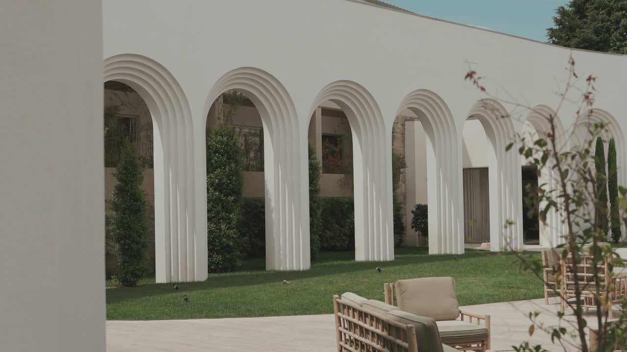 arcos de boda blancos modernos con asientos de jardín