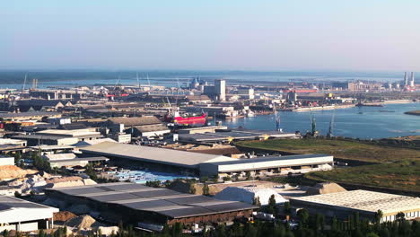 vista aérea del puerto y la zona industrial de ravenna tomada a 30 fotogramas por segundo