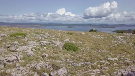 revelación tomada desde la bahía del parque natural de telašćica en la isla de otok zut en croacia