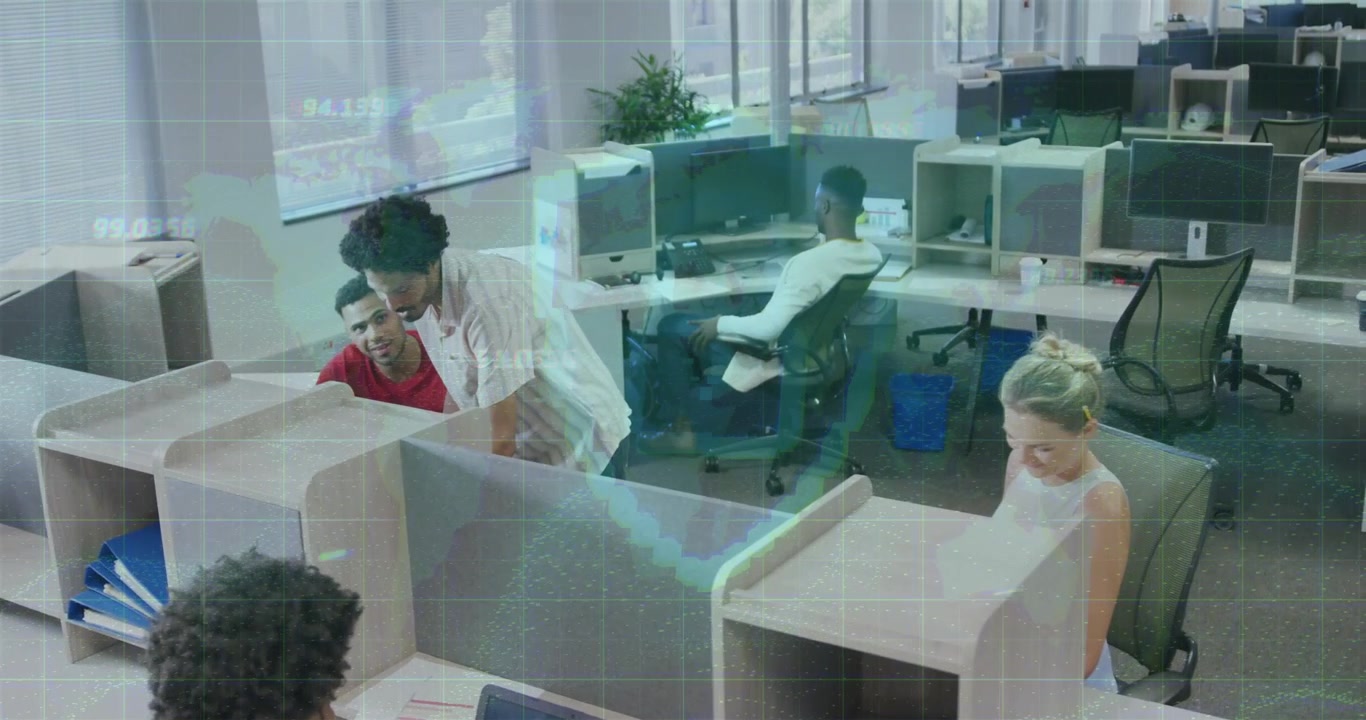 Rekan kerja mendiskusikan strategi pemasaran di kantor berkonsep terbuka, dengan overlay data dan grafik