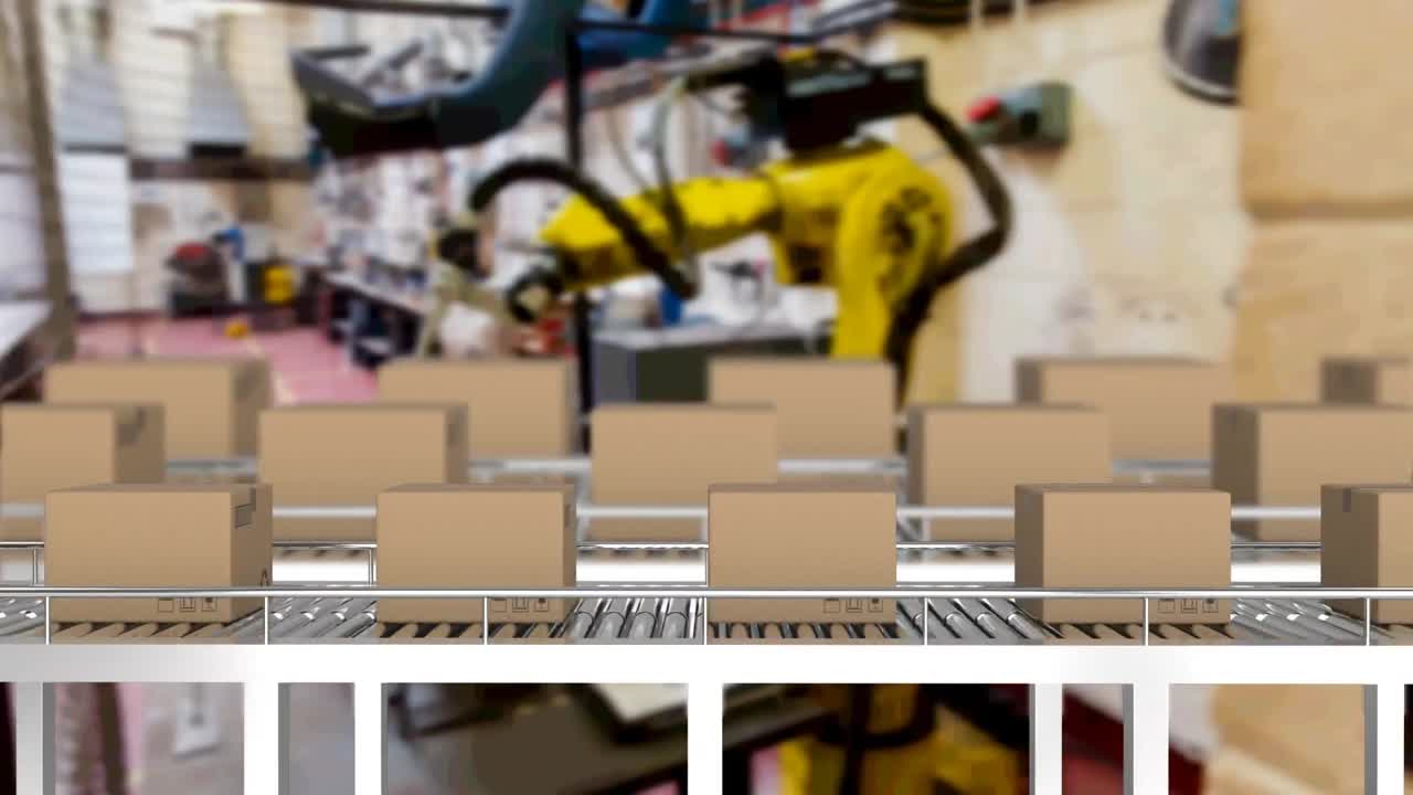 múltiples cajas de entrega en la cinta transportadora contra la fábrica en el fondo