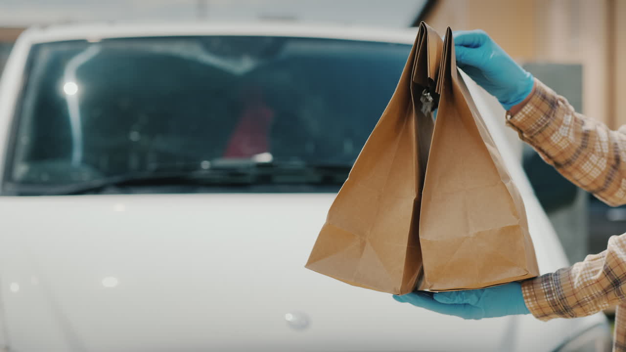 메신저는 배달 서비스 밴 1 근처의 수취인에게 식료품 가방을 전송합니다.