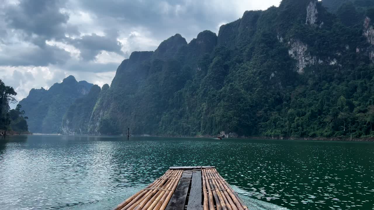 bote de balsa de bambú flotando a lo largo del río sok en el parque nacional khao sok, sur de tailandia