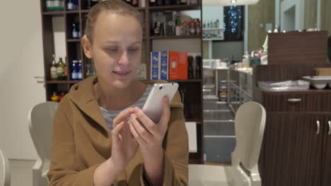 mujer tomando café y hablando por teléfono