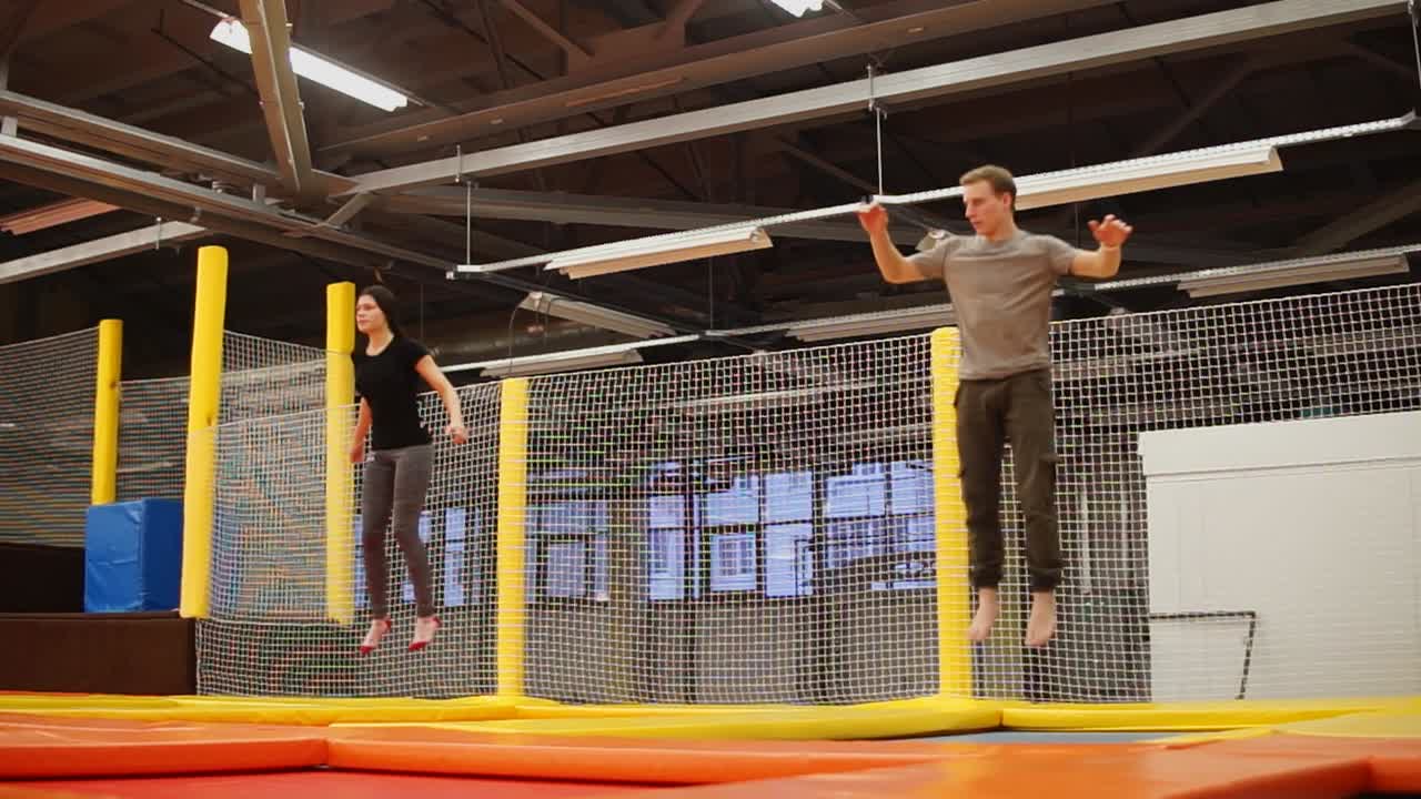 트램폴린 에서 뛰어내리고 공연 하는 사람 들