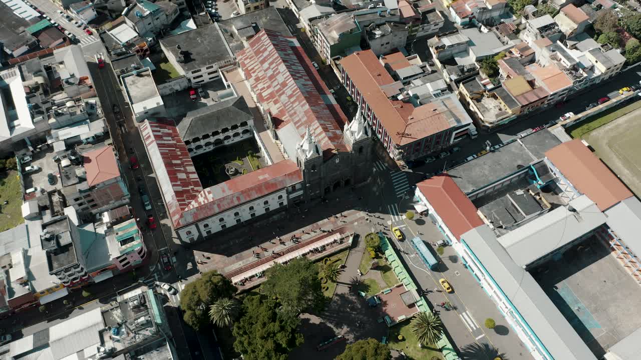 parque la basilica, colegio y parque agua santa en ciudad de baños de agua santa en tungurahua, ecuador
