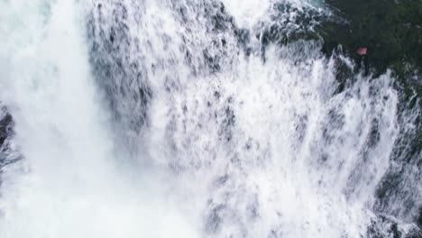 aero: primer plano y sobrevuelo de la cascada de reykjafoss se presenta como una poderosa cascada de agua
