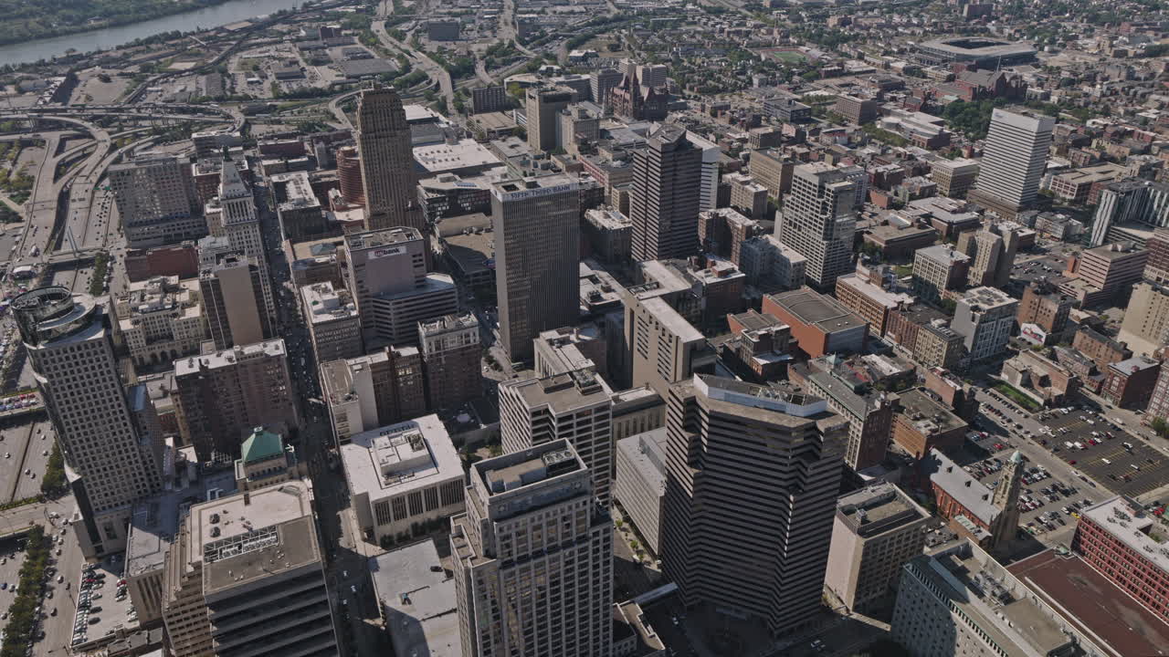 cincinnati ohio aerial v13 flyover área del centro de la ciudad capturando el paisaje urbano, el estadio frente al mar, el intercambio de autopistas y las vistas de covington ky al otro lado del río - filmado con inspire 3 8k - septiembre 2023