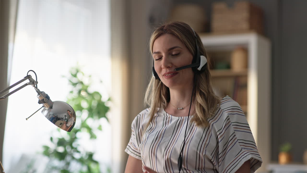 Kvinne med headset som jobber hjemmefra
