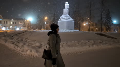 Hermosa-Mujer-Vestida-De-Invierno-Camina-Por-Una-Calle-Solitaria-En-La-Nieve-Por-La-Noche