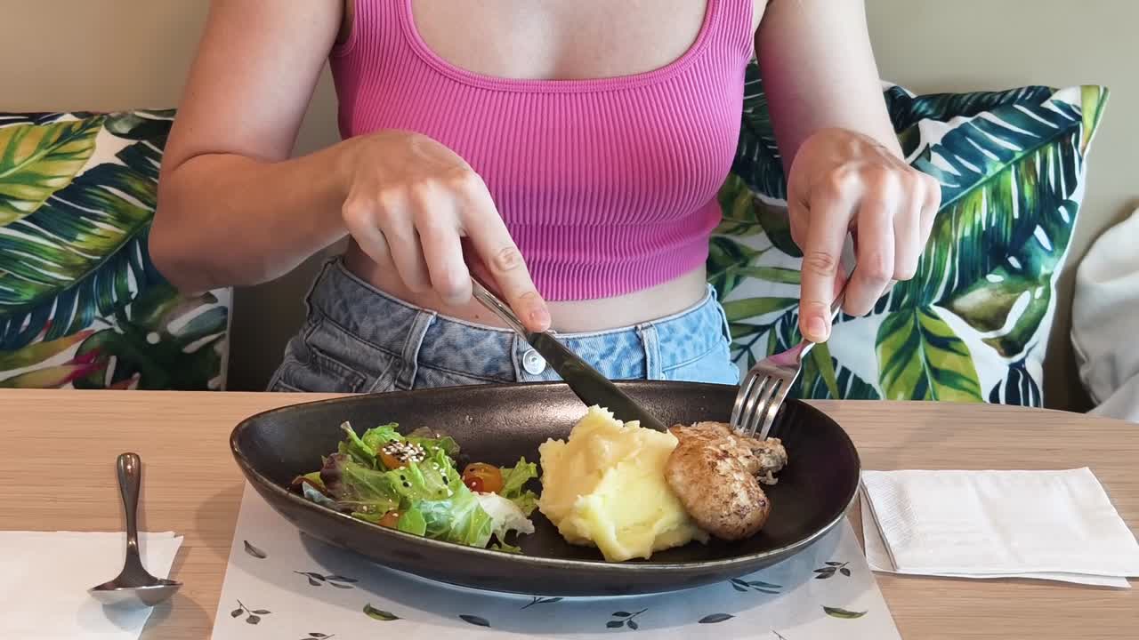 una mujer cenando en un café.