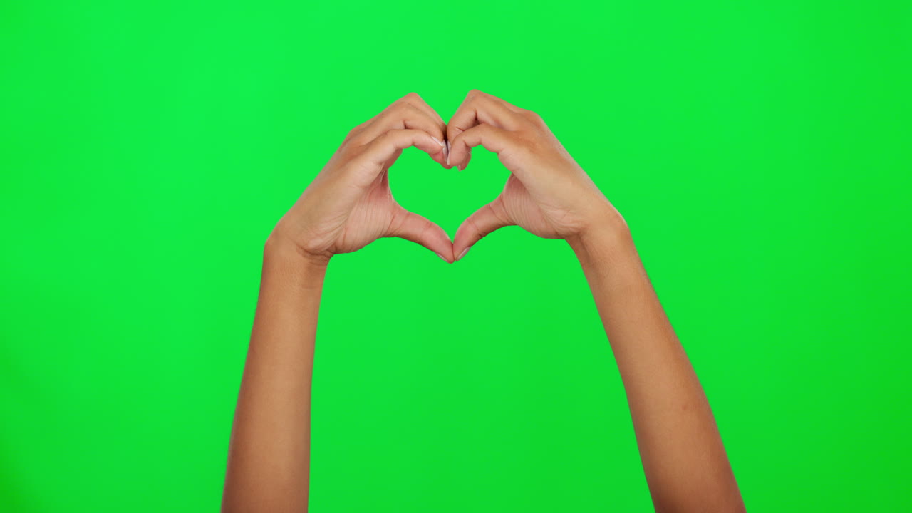 el amor, el corazón y el signo de la mano en la pantalla verde