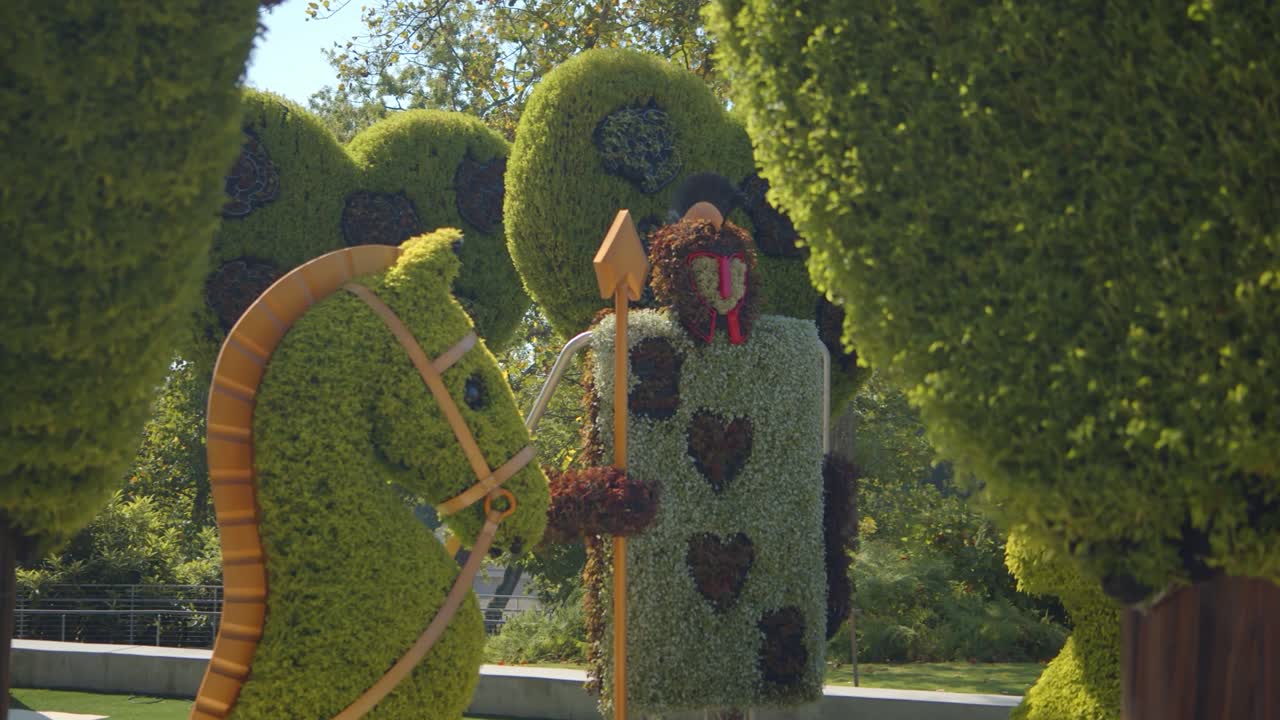 Fantasifuld optagelse fra jordhøjde af de levende mosaikkulturskulpturer "Alice i Eventyrland" i Atlanta Botanical Garden.