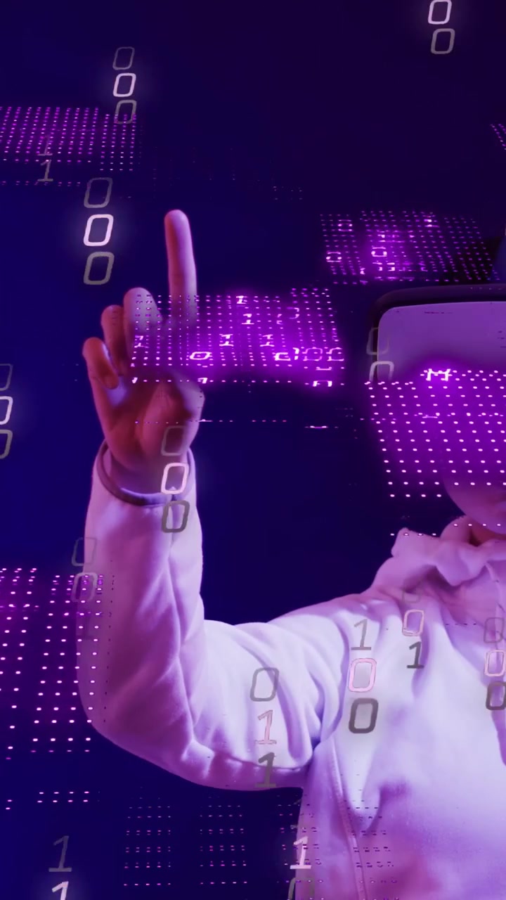 Video verticale: Donna in VR che indica, richiamando pannelli binari viola che scorrono intorno alla mano, per la tecnologia.