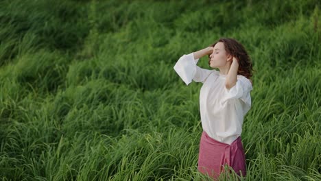 mujer en un campo