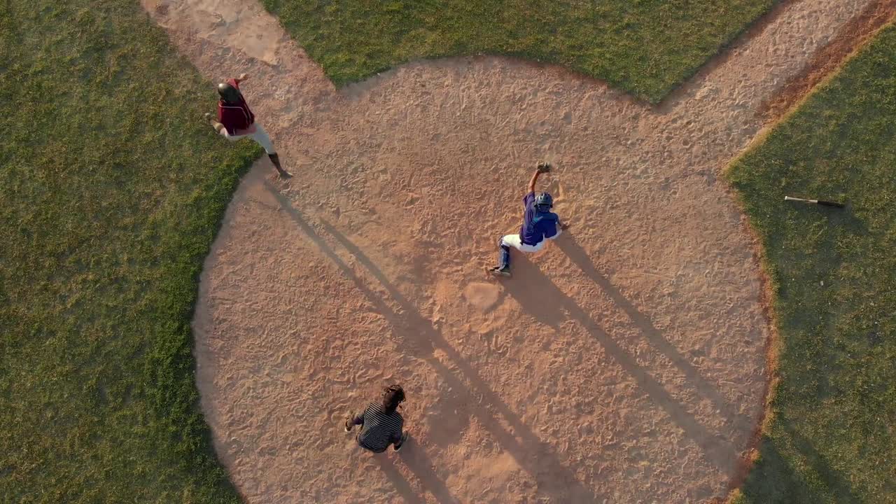 Vista dall'alto di giocatori di baseball durante una partita
