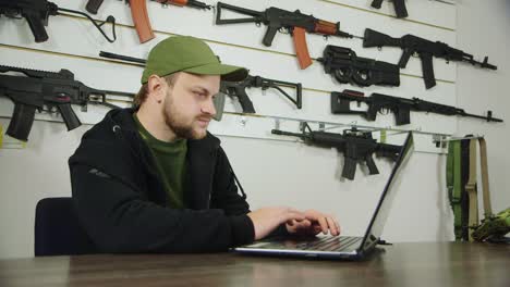 hombre detrás de un mostrador en una tienda de armas 8