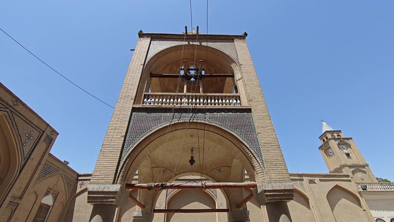 Vista dal basso di uno storico campanile in mattoni in Iran