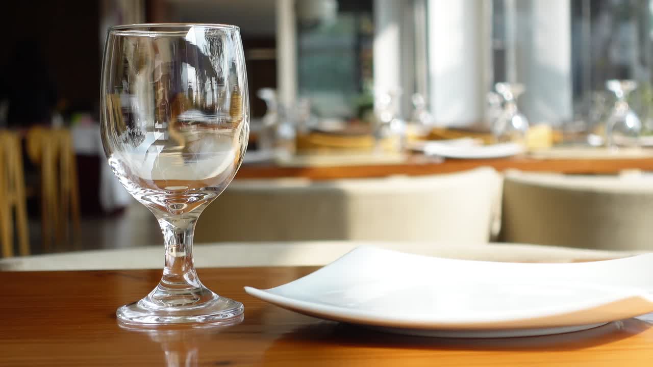 , 유리 식구와 카페 배경의 테이블에 빈 접시