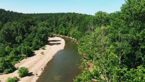 War-Eagle-Creek-Im-Benton-County,-Arkansas-–-Ruhige-Wasserstraße-Mit-Grünem-Laub