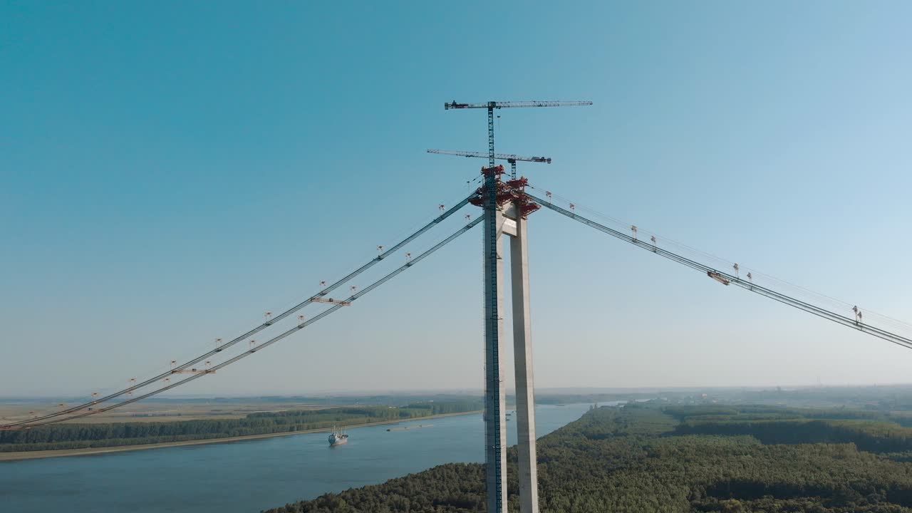 podul brăila - puente colgante en rumania, en construcción sobre el río danubio - toma aérea de drones