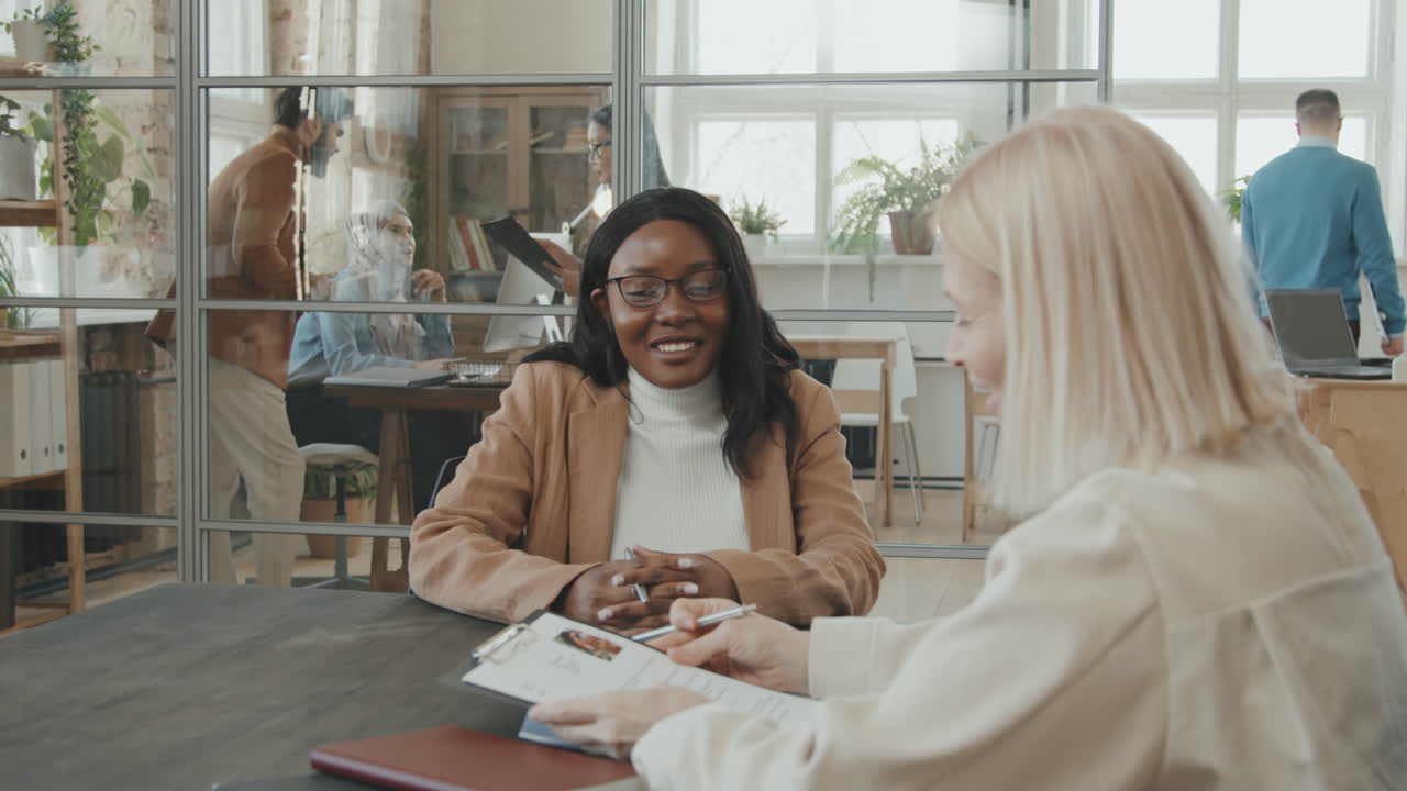 Direttore delle risorse umane biondo conduce un colloquio di lavoro