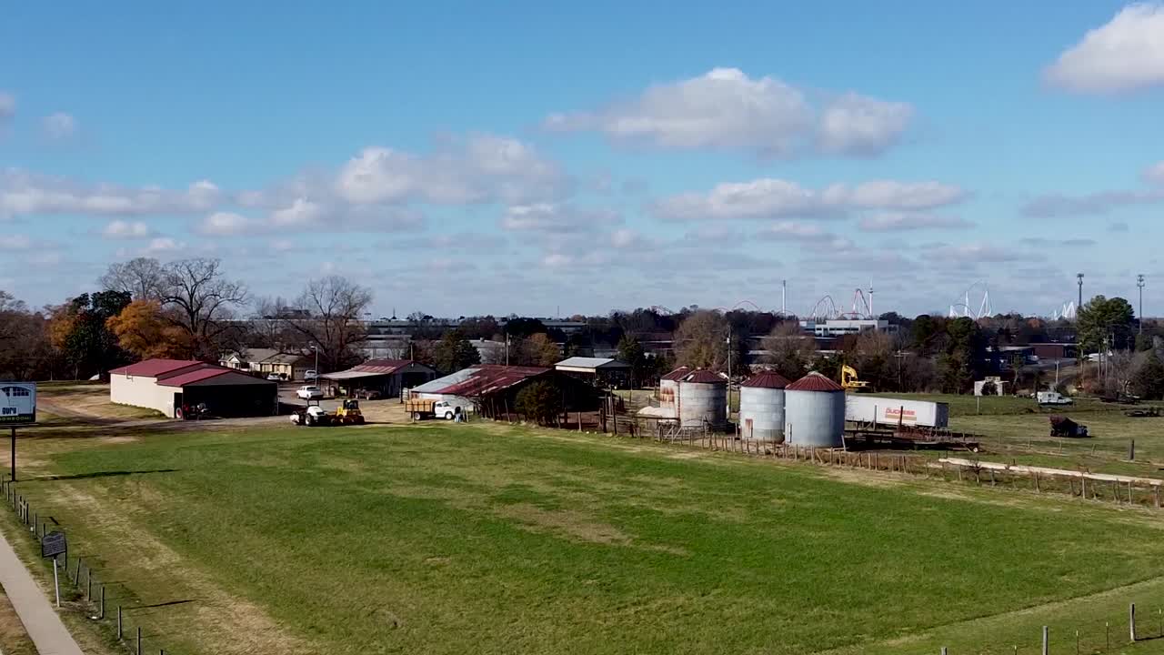 Salah satu dari sedikit pertanian yang masih berdiri tepat di luar Charlotte, NC.