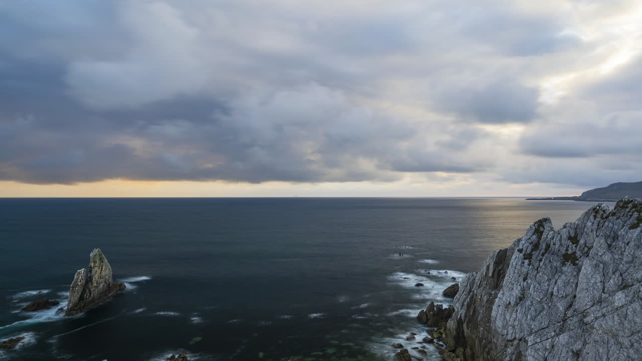 lapso de tiempo de los acantilados de roca marina en la isla de achill en el camino atlántico salvaje en irlanda