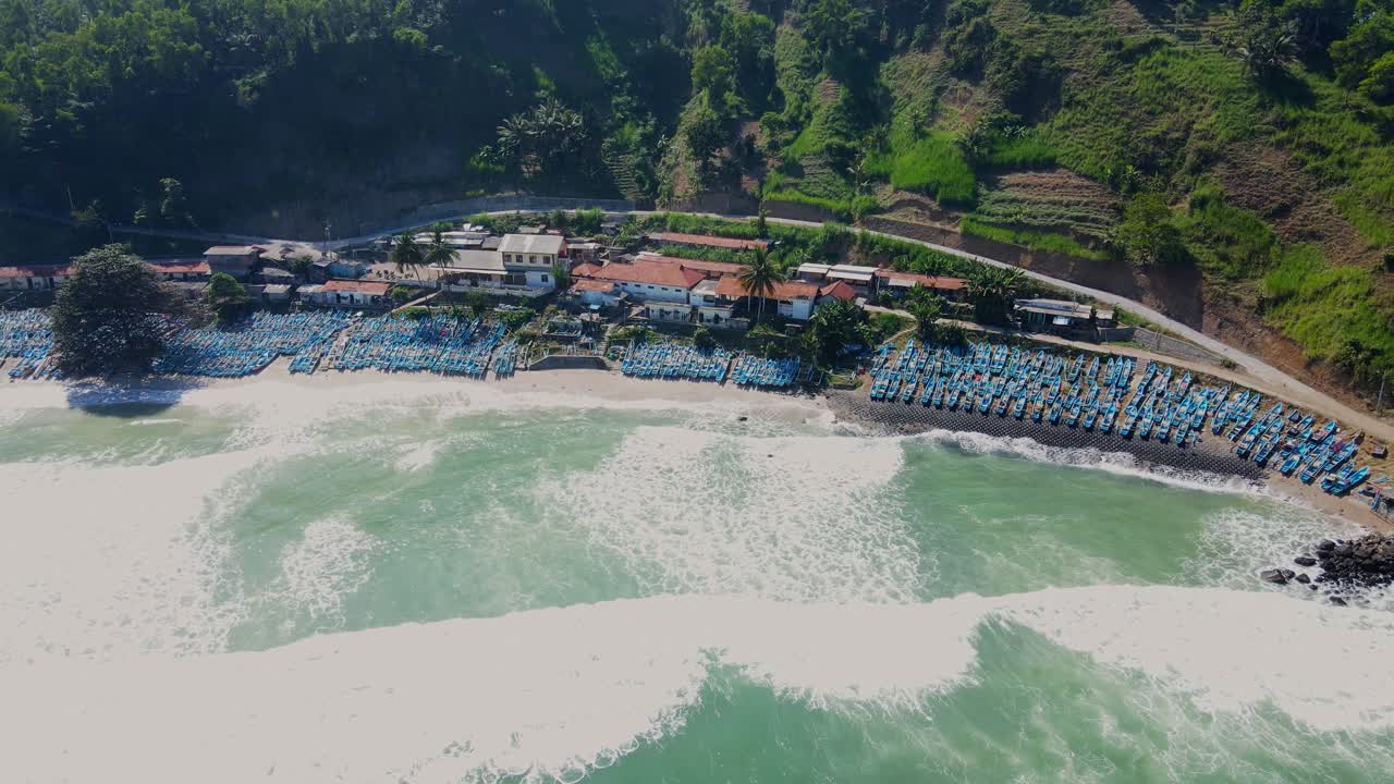 인도네시아의 해안선에 있는 어부 해변과 마을, 공중 도 시각