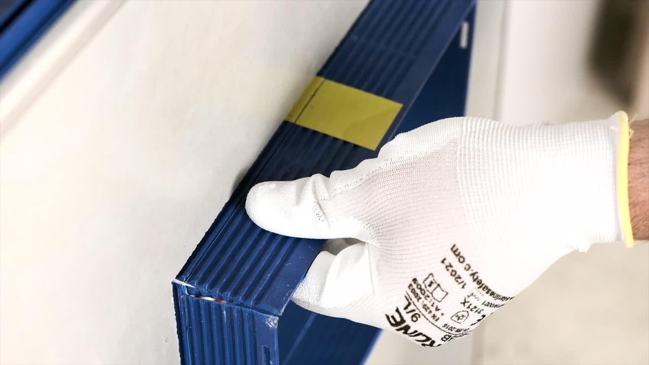 마스터는 시폰의 과잉을 가 ⁇ 게 잘라줍니다.