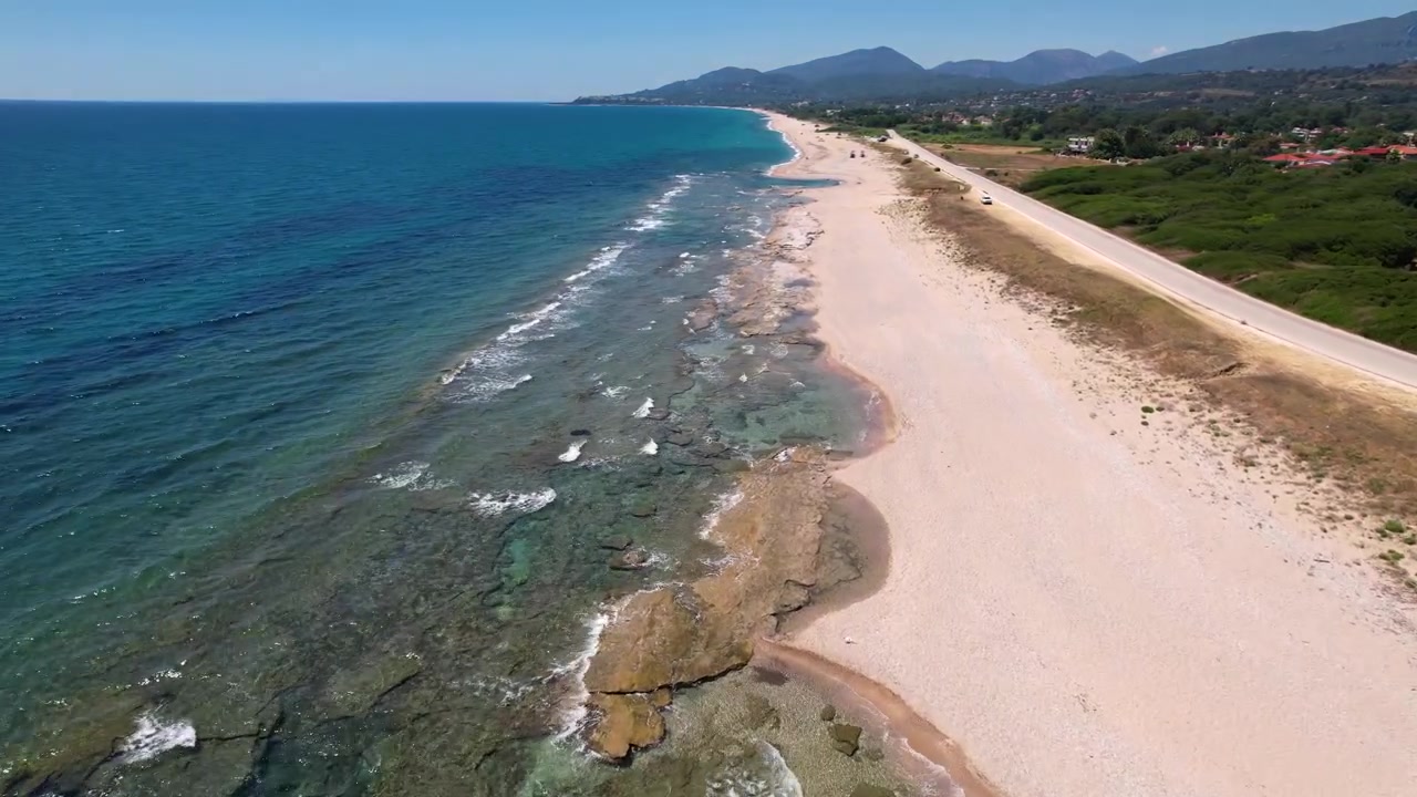 Spiaggia di Kanali, ripresa aerea con dolly, senza persone, natura della costa di Preveza con acque cristalline del Mar Ionio