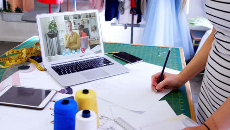 diseñadora que tiene una videoconferencia