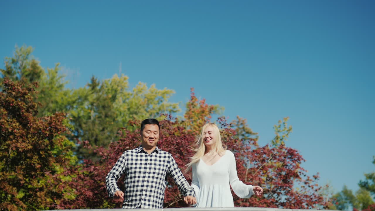 트램폴린에 젊은 부부 점프