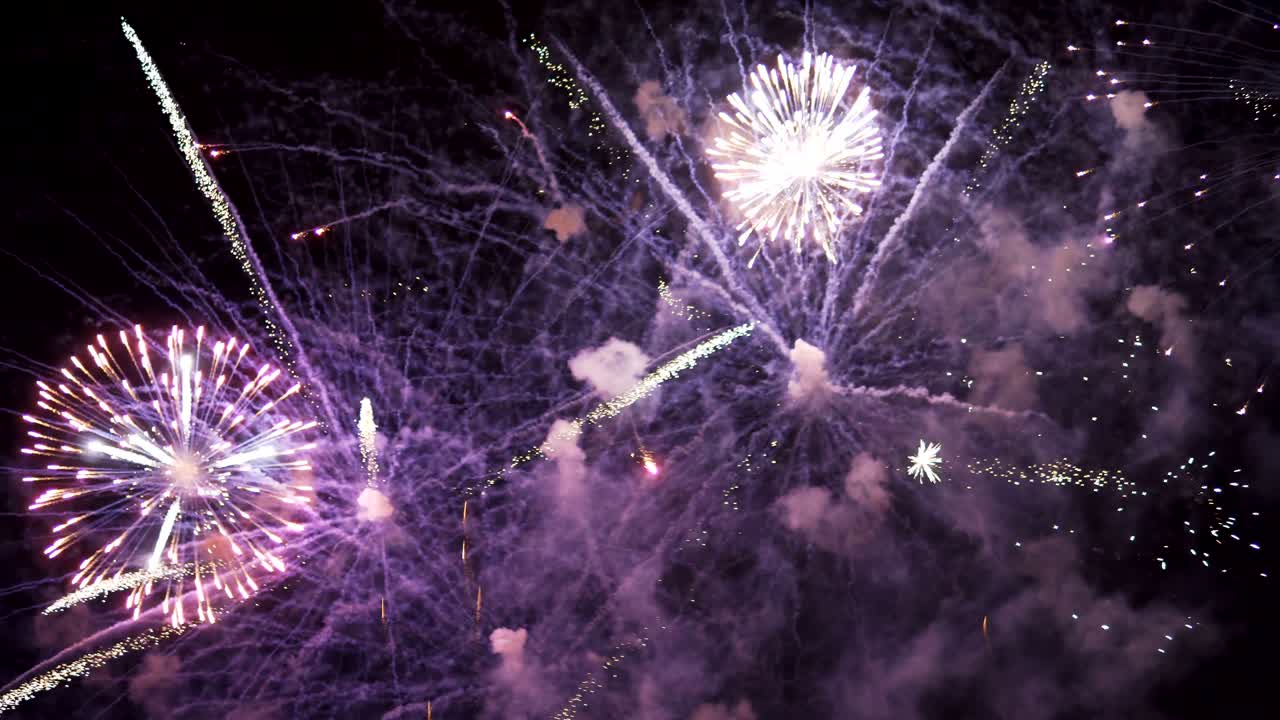 grandes fuegos artificiales de diferentes colores. concepto de celebración de fondo