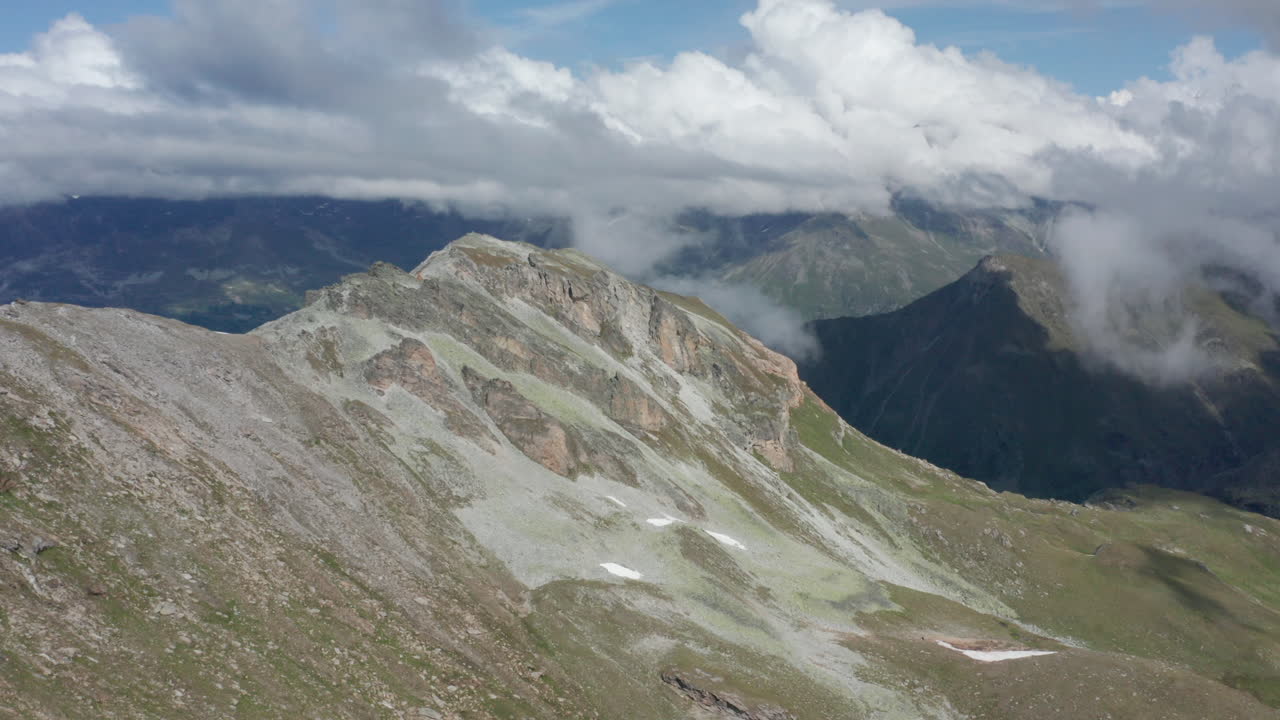 antena de cumbre de alta montaña con nubes formándose en el cielo