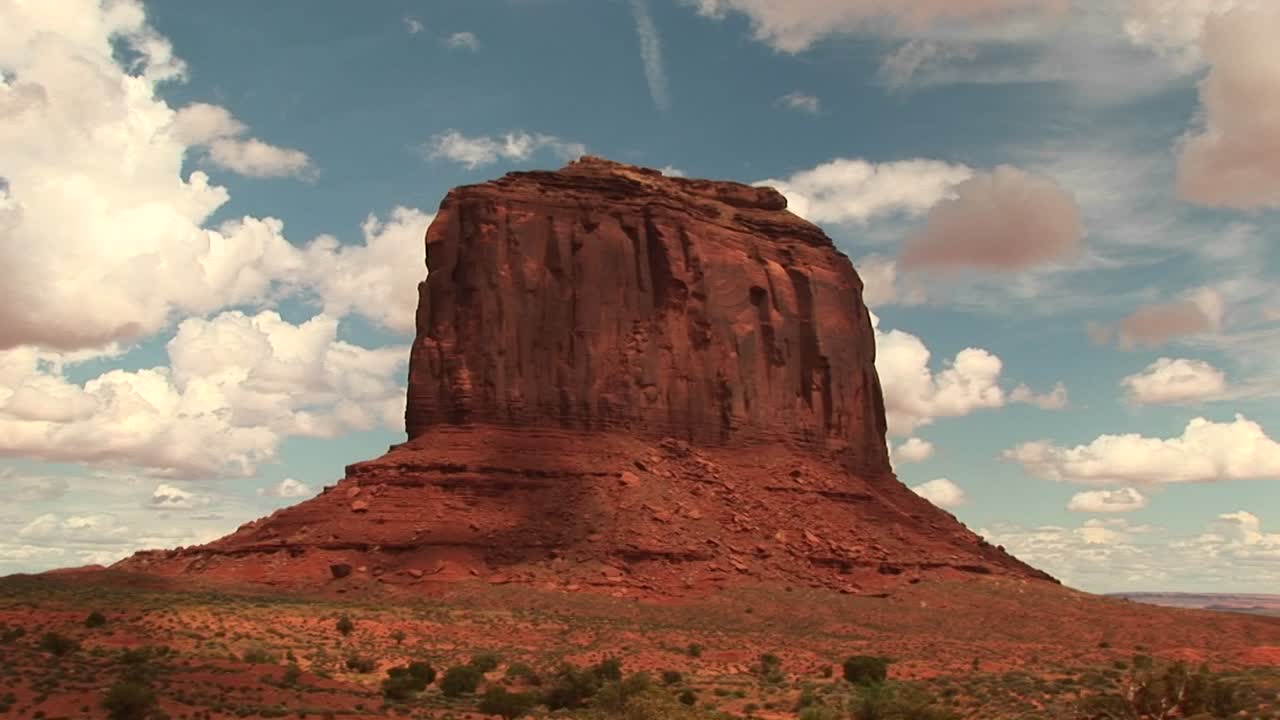 애리조나와 유타 1의 모뉴먼트 밸리 부족 공원에서 사암층의 롱샷