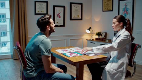 el médico discutiendo información médica con el paciente