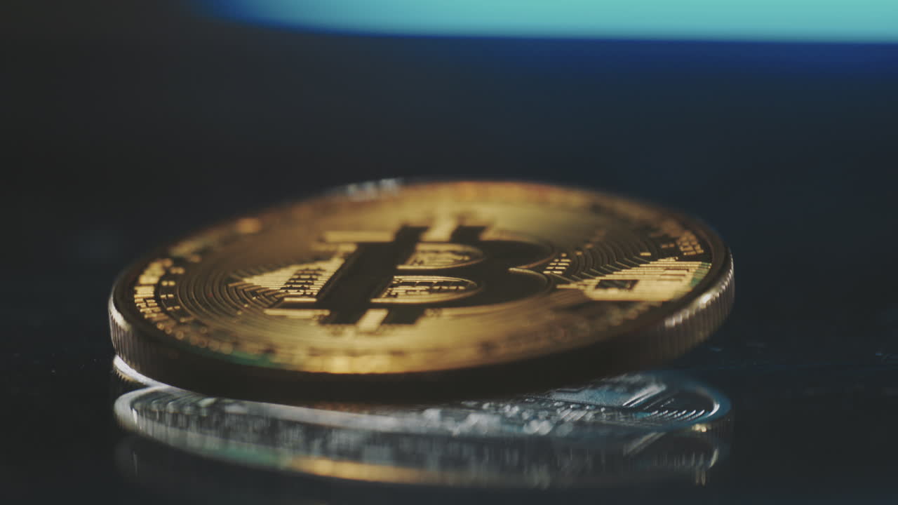 primer plano de una moneda de bitcoin