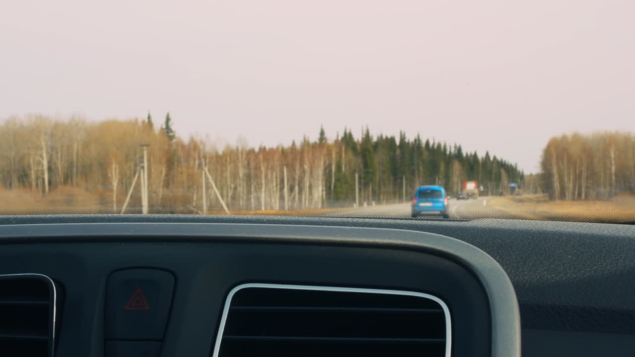 자동차 내부에서 도로의 1인칭 전망 - 교통에서 일상적인 자동차 여행 - 실생활에서 라이브 비디오, 운전자가 차를 운전하고, 트럭이 맞은편 차선에서 운전하고 있습니다.