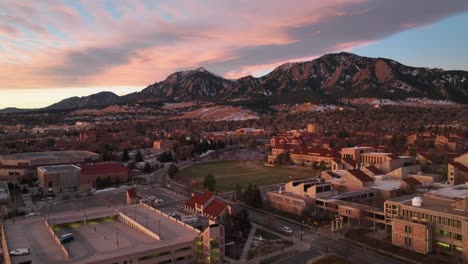 콜로라도 대학교 볼더 칼리지 캠퍼스 (university of colorado boulder college campus) 의 한 공중 무인기 (aerial drone) 가 극적인 겨울 아침에 해가 뜨는 모습을 보여준다.