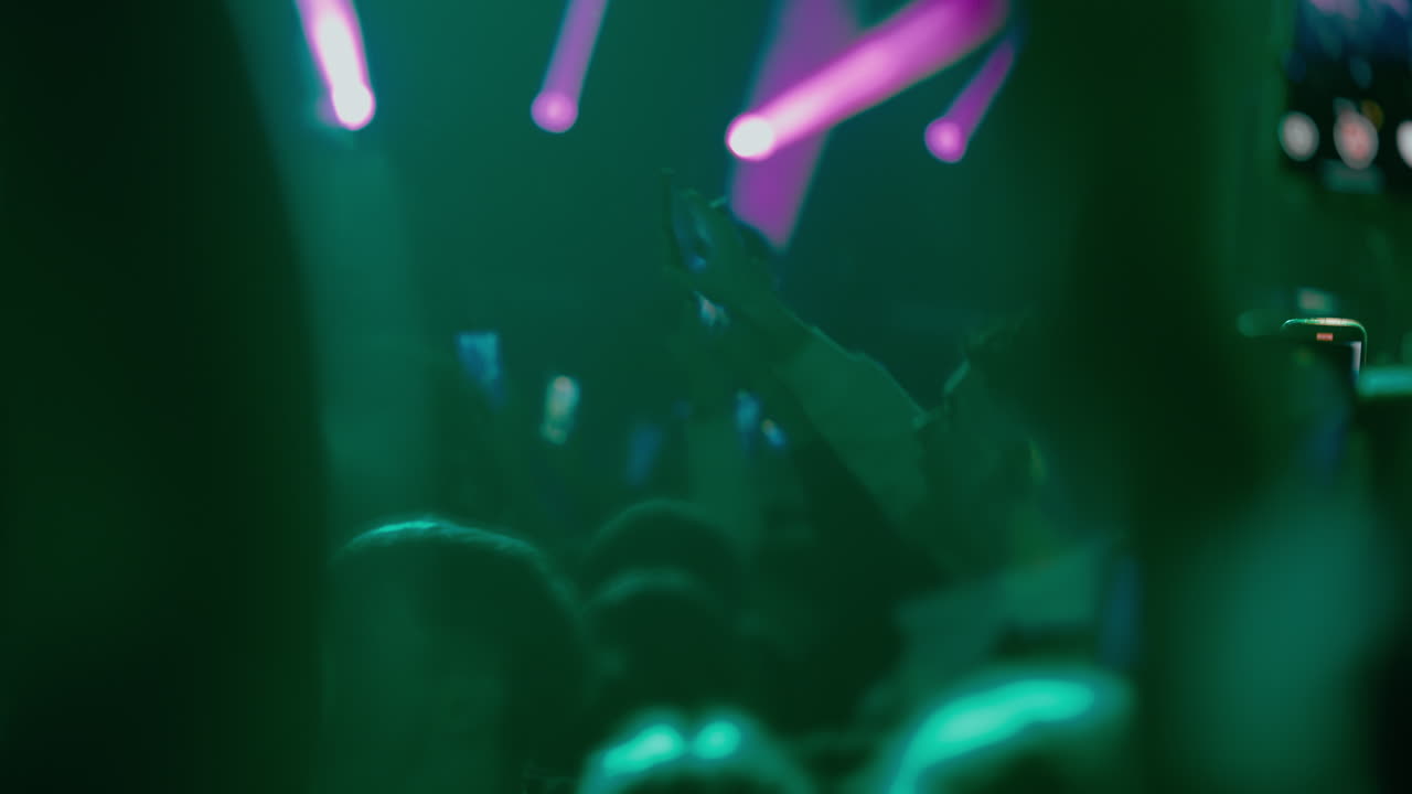 Akıllı Telefonlarıyla Canlı Performans Kaydeden Konser Kalabalığı