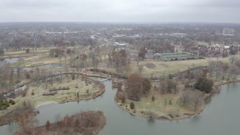 Escena-Del-Parque-De-La-Ciudad-En-Un-Triste-Día-De-Invierno