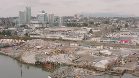 vista aérea de vancouver que yuxtapone la industria con el desarrollo moderno