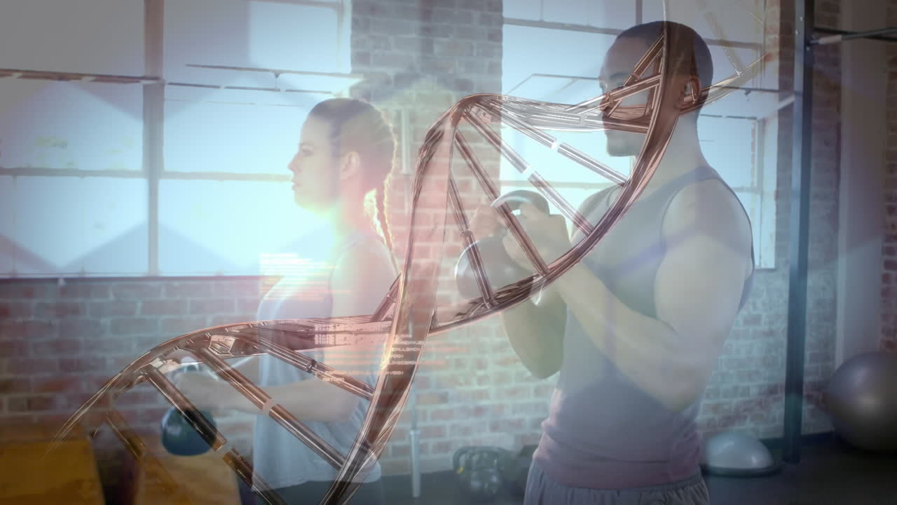 estructura de adn girando en contra de la pareja bi-racial en forma trabajando con kettlebells en el gimnasio