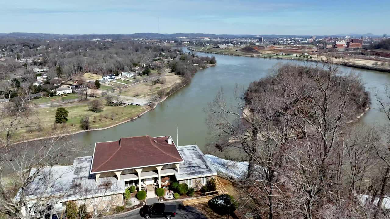 sequoyah hills neighborhood and the tennessee river in the distance