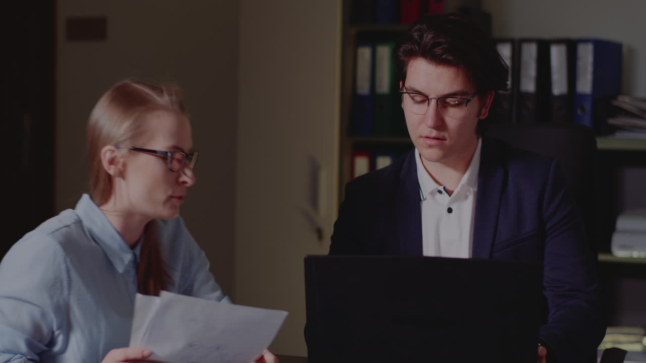 Forretningsteam der arbejder på kontoret