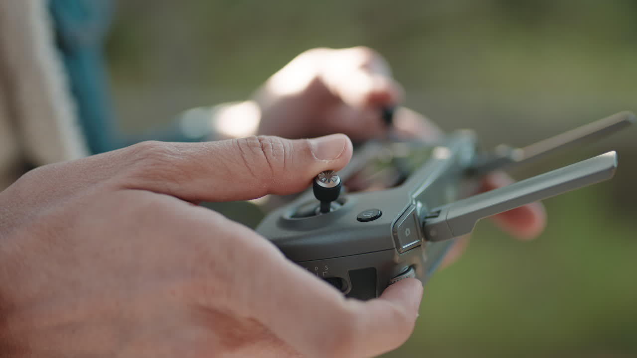 드론을 조종하는 것