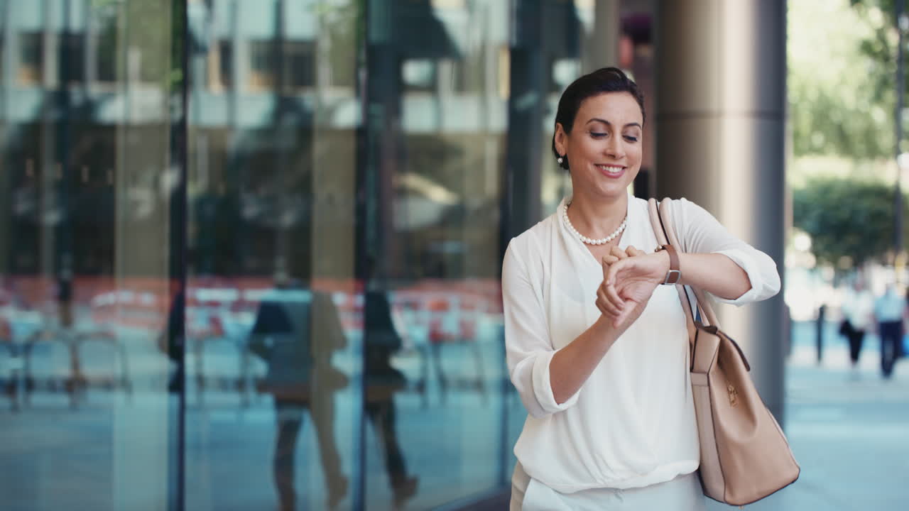 hermosa mujer de oriente medio inteligente caminando al trabajo entrando en el edificio corporativo de vidrio